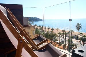 een balkon met uitzicht op het strand en de oceaan bij Hotel Metropol in Lloret de Mar