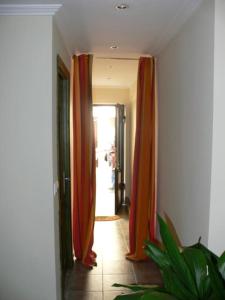 un pasillo con cortinas naranjas en una habitación en Loft en planta baja en Ciudad Rodrigo, en Ciudad Rodrigo