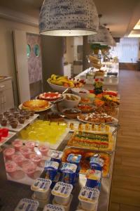 uma linha de buffet com muitos tipos diferentes de alimentos em Hotel Metropol em Lloret de Mar