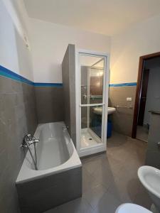 uma casa de banho com uma banheira e um lavatório em A casa di Nonna em Pescara