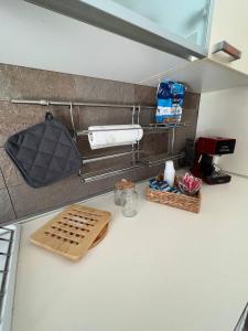 um balcão de cozinha com uma bandeja e um cesto de comida em A casa di Nonna em Pescara