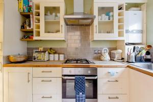 Een keuken of kitchenette bij Bright and Airy Double room in Norbury