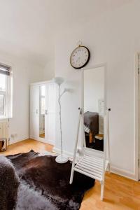 โทรทัศน์และ/หรือระบบความบันเทิงของ Bright and Airy Double room in Norbury