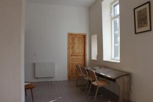Zimmer mit einem Holztisch, Stühlen und einem Fenster in der Unterkunft Villa Laubach in Laubach