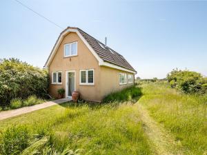 a small house in the middle of a field at Pass the Keys The Sculptors Cottage in Aylesbury