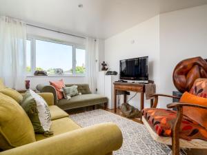 a living room with a couch and a tv at Pass the Keys The Sculptors Cottage in Aylesbury