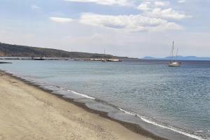 un bateau dans l'eau à côté d'une plage dans l'établissement Tranquility Base, à Néapolis