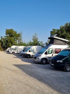 una fila de autos estacionados en un estacionamiento en Bungalows Park Albufera en El Saler