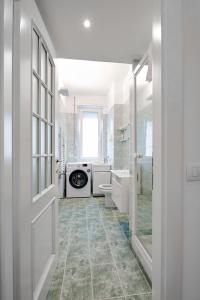 La salle de bains est pourvue d'un lavabo et d'une douche. dans l'établissement MiCo GARDEN VIEW CITYLIFE EXECUTIVE APARTMENT, à Milan