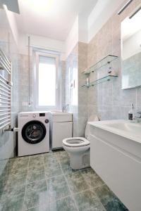 uma casa de banho com uma máquina de lavar roupa ao lado de um WC em MiCo GARDEN VIEW CITYLIFE EXECUTIVE APARTMENT em Milão