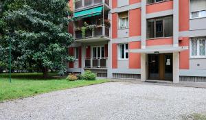 um edifício de apartamentos com uma entrada em frente em MiCo GARDEN VIEW CITYLIFE EXECUTIVE APARTMENT em Milão