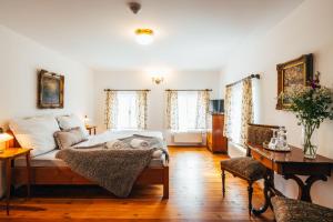 una camera da letto con un letto, un tavolo e delle sedie di Sv. Hubertus a Cesky Krumlov