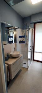 y baño con lavabo y ducha. en La Fornace mare, en Laigueglia