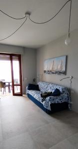 1 dormitorio con 1 cama con una pintura en la pared en La Fornace mare, en Laigueglia