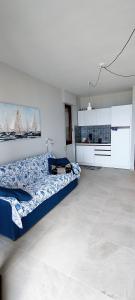 Camera bianca con letto e cucina di La Fornace mare a Laigueglia