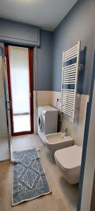 bagno con servizi igienici e lavandino di La Fornace mare a Laigueglia