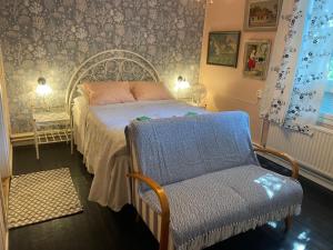 sypialnia z łóżkiem i krzesłem w obiekcie Koulumäki w mieście Kärkölä