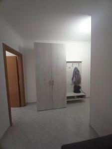 een kamer met een kast met een shirt eraan bij Appartamento per vacanze estive in Vlorë