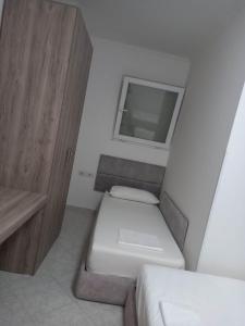 een kleine badkamer met een toilet en een raam bij Appartamento per vacanze estive in Vlorë