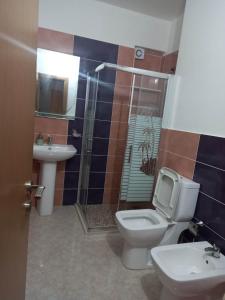 een badkamer met een toilet en een wastafel bij Appartamento per vacanze estive in Vlorë