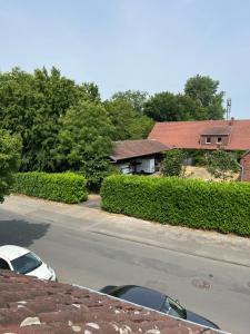 ein Haus mit Autos, die an der Straßenseite geparkt sind in der Unterkunft Ferienwohnung mit Loggia in Münster