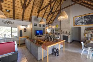 sala de estar con sofá y mesa en Lindiwe Safari Lodge, en Hoedspruit