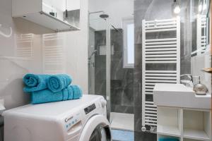 una lavanderia con lavatrice e lavandino di Apartment Rukavina a Njivice