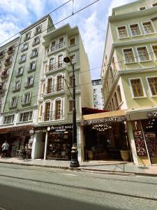 ulica z dwoma wysokimi budynkami i światłem ulicznym w obiekcie Asilzade Hotel Sirkeci w Stambule