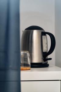 a tea kettle sitting on top of a counter at Riflessi DaMare Room & Apartment in Salerno