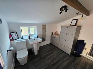 uma pequena casa de banho com lavatório e WC em Jubilee House em Newark upon Trent