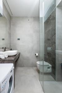 La salle de bains est pourvue d'un lavabo et d'un lave-linge. dans l'établissement Apartments Ocrux, à Trogir