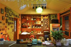 een keuken met een tafel in een kamer bij October Inn in Lijiang