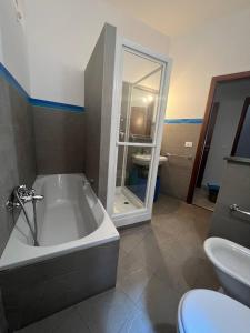 uma casa de banho com uma banheira, um WC e um lavatório. em A casa di Nonna em Pescara
