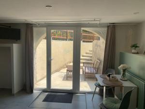 sala de estar con puerta abierta a un patio en Maison au calme à 25min de Paris, en Dammarie-lès-Lys