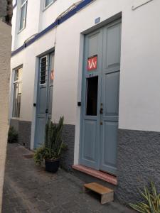 ein Gebäude mit einem Wii-Schild an der Tür in der Unterkunft One bedroom apartment in Tazacorte in Tazacorte