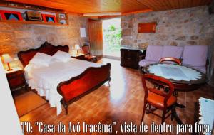 ジェレスにあるQuinta da Veigaのベッドルーム1室(ベッド1台、テーブル、椅子付)
