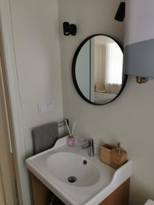een badkamer met een wastafel en een spiegel bij Cēsu apartamenti in Cēsis