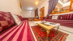 a living room with a couch and a table at Appart Ayoub in Essaouira
