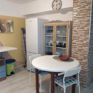 eine Küche mit einem weißen Tisch und einem Kühlschrank in der Unterkunft One bedroom apartment in Tazacorte in Tazacorte + 4 Fotos