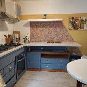 eine Küche mit blauen Schränken und einer Arbeitsplatte in der Unterkunft One bedroom apartment in Tazacorte in Tazacorte