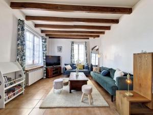 sala de estar con sofá y mesa en Maison au coeur d’Arcangues, proximité de Biarritz, en Arcangues