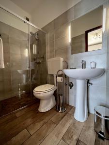 een badkamer met een toilet en een wastafel bij Hotel Pineta in Laigueglia