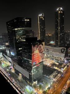 widok na miasto w nocy z ruchu w obiekcie 曼谷新火车头夜市高端奢华公寓 w mieście Bangkok
