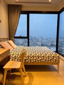 sypialnia z dużym łóżkiem i dużym oknem w obiekcie 曼谷新火车头夜市高端奢华公寓 w mieście Bangkok