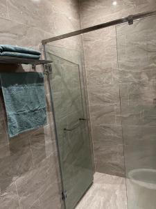 W łazience znajduje się prysznic ze szklanymi drzwiami. w obiekcie 曼谷新火车头夜市高端奢华公寓 w mieście Bangkok