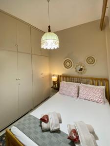 Un pat sau paturi într-o cameră la Marrieta's cozy home by the sea