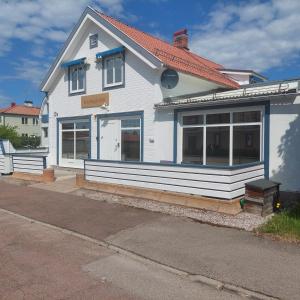 a white house with a store on a street at Knihsgården in Rättvik