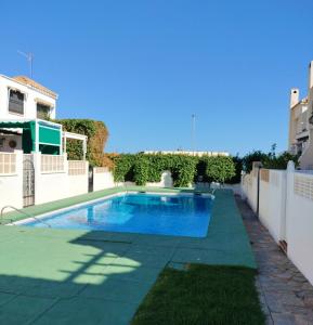 una piscina en el patio trasero de una casa en Casa en Aguadulce Playa, en Aguadulce