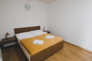 um quarto com uma cama com duas toalhas em Apartmán Max Lipno em Lipno nad Vltavou