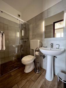 een badkamer met een toilet en een wastafel bij Hotel Pineta in Laigueglia